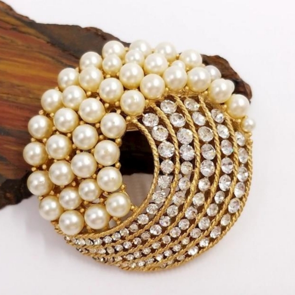 Trifari Crown Gold Tone Faux Pearls Rhinestones Vintage 1960's Brooch - Picture 2 of 16